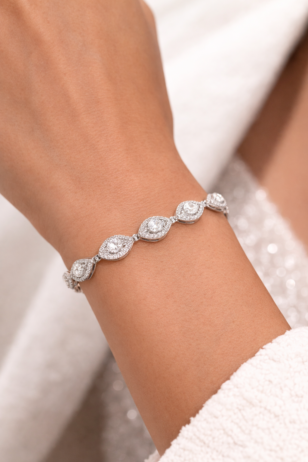 Bracelet Mabel Created With a Pear-Shaped White Sapphire